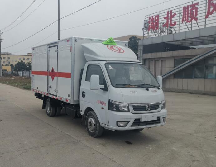 順風(fēng)智造牌SFZ5035XRYE6型易燃液體廂式運(yùn)輸車