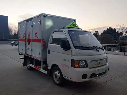 程力威牌CLW5030XRQH6型易燃?xì)怏w廂式運(yùn)輸車