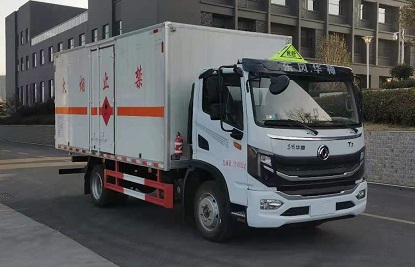 程力威牌CLW5121XRQE6型易燃?xì)怏w廂式運(yùn)輸車