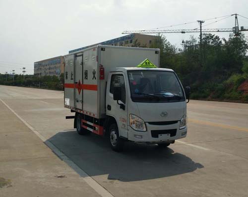 專威牌HTW5031XRYSH6型易燃液體廂式運(yùn)輸車