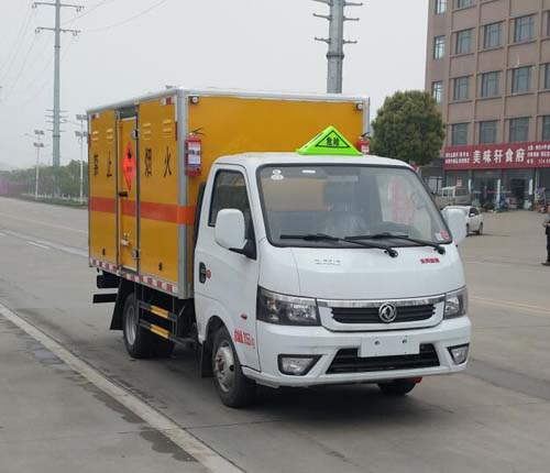 專威牌HTW5035XRYE6型易燃液體廂式運(yùn)輸車