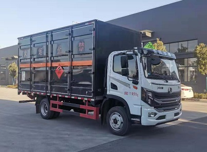 程力威牌CLW5121XRYE6型易燃液體廂式運(yùn)輸車