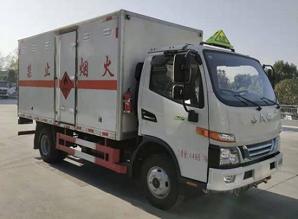 程力威牌CLW5040XRQH6型易燃?xì)怏w廂式運(yùn)輸車