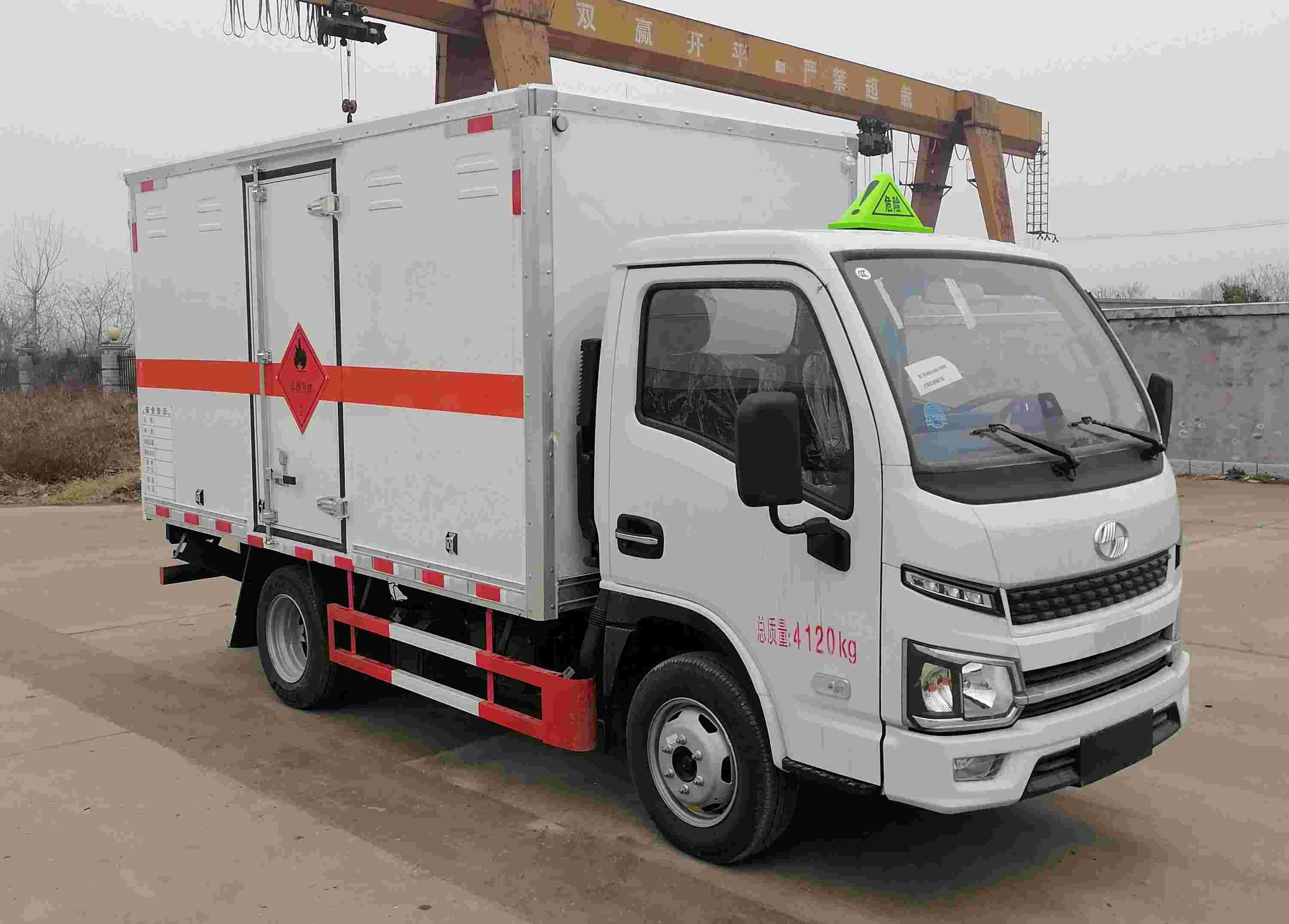 順風(fēng)智造牌SFZ5040XRQS6型易燃氣體廂式運輸車