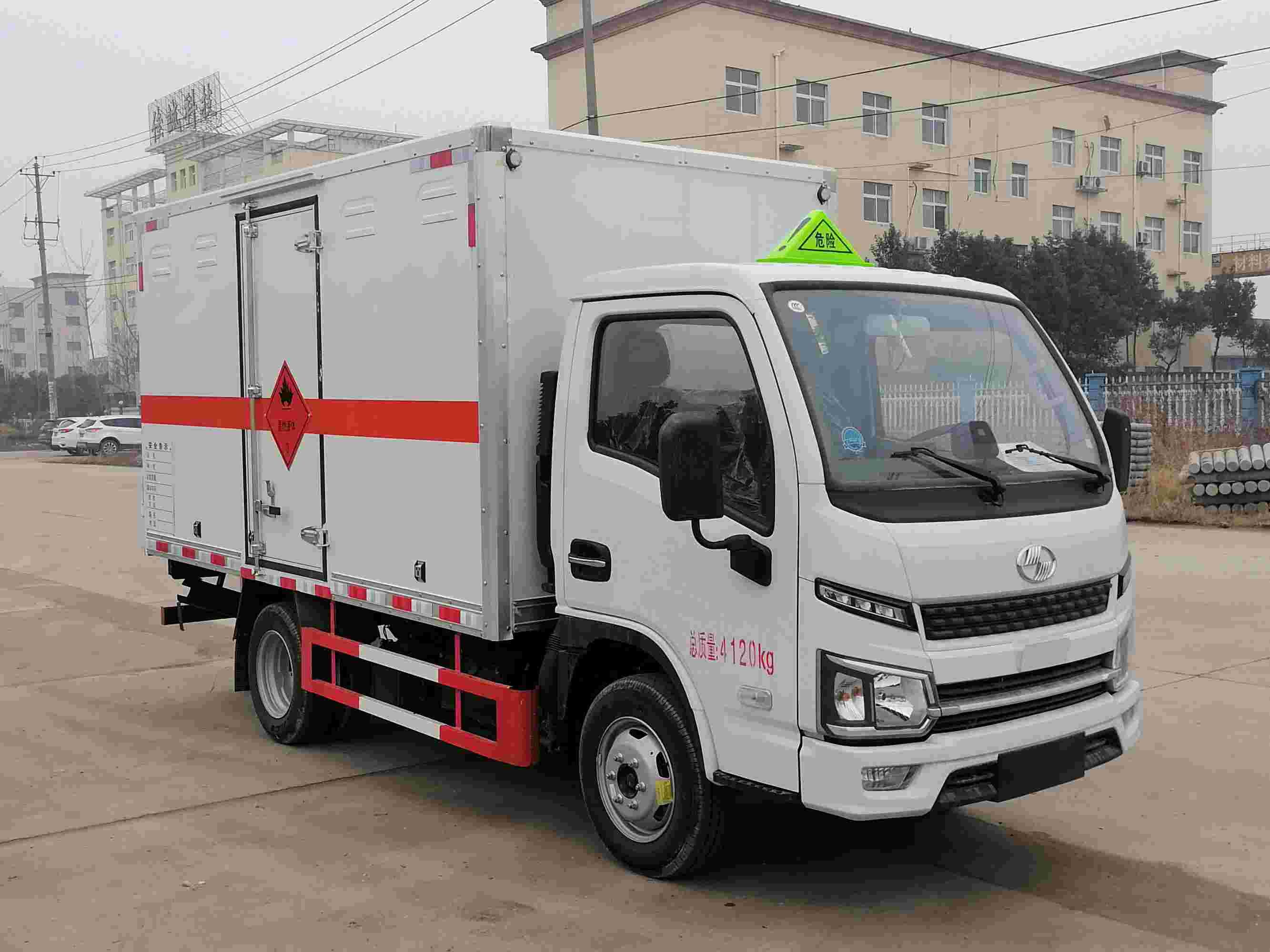 順風(fēng)智造牌SFZ5040XRYS6型易燃液體廂式運輸車